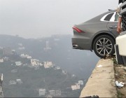 فيديو.. الإطاحة بشخص تباهى بالوقوف بسيارته على حافة منحدر جبلي شاهق