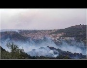كاميرات المراقبة ترصد مزارعًا إيطالياً يشعل حريقاً في منطقة ريفية كبيرة