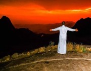 مشهد يخطف القلوب.. مصور يُوثق جمال «الشفق الأحمر» أعلى جبل شذا جنوب المملكة