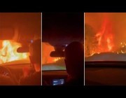 مواطن تركي يعيش لحظات مرعبة خلال قيادته السيارة وسط حرائق بغابات أنطاليا