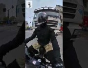 نجاة قائد دراجة نارية من شاحنة صدمته وكادت أن تسحقه تحت عجلاتها