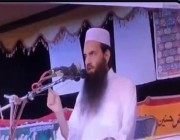 لحظة وفاة داعية باكستاني أثناء إلقائه محاضرة (فيديو)