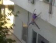 شاهد.. فتاة تقفز من الدور الثاني بتركيا هرباً من عصابة إيرانية