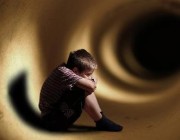استشاري في الطب النفسي يوضح أسباب إصابة الأطفال بـ”الرهاب الاجتماعي”