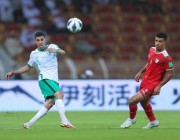 سلطان الغنام يكشف عن أصعب ما واجه لاعبي الأخضر ضد عمان (فيديو)