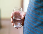 هل شرب المياه يساعد على إنقاص الوزن؟.. طبيب يجيب