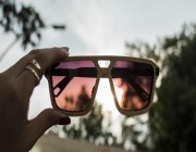 تسبب سرطان الجلد.. استشاري يحذر من «النظارة الشمسية المقلدة»