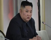 زعيم كوريا الشمالية كيم جونج أون يحضر عرضا عسكريا