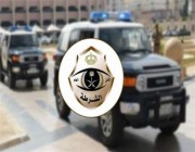 القبض على قائد مركبة اصطدم بعدة مركبات أثناء سيره بطريق سريع في الرياض