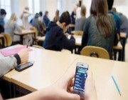 تصل للحرمان من الالتحاق بالمدارس.. الإمارات تفرض عقوبات على استخدام الهواتف بالحرم المدرسي