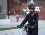 محمد بن راشد يتجول بدراجة هوائية في إكسبو (صور)