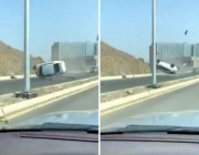حادث مروع على طريق “جدة – مكة”..  انقلاب مركبة عدة مرات والسائق يطير في الهواء (فيديو)