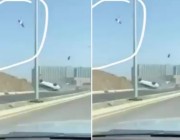 طار في الهواء..مصرع سائق في حادث مروري مروع على طريق “جدة – مكة” (فيديو)