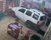 فيديو.. امرأة تفقد السيطرة على سيارتها وتدهس عاملاً بمحل “غيار زيوت”