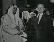 صورة تاريخية للملك سعود عند وصوله لمقر الأمم المتحدة قبل إلقاء خطابه الشهير في الجمعية العامة