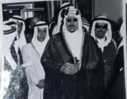 عمرها 59 عاماً.. صورة للملك سعود وخلفه أبناؤه الأمراء ثامر وسعد وماجد