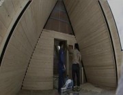 طبيب سعودي يحول هوايته في النجارة إلى بناء أكواخ خشبية مبتكرة (فيديو)