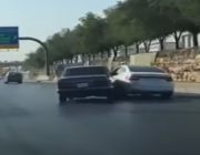 شاهد.. مطاردة وصدم بين مركبتين على أحد الطرق السريعة في الرياض