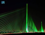 الجسر المعلق في الرياض يضيء باللون الأخضر احتفالاً باليوم الوطني