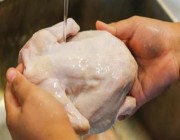 خبراء يحذرون ثانية “إياكم أن تغسلوا الدجاج واللحوم”