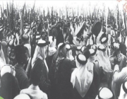 صورة تاريخية للملك عبدالعزيز وهو يؤدي العرضة مع مواطنين بمكة