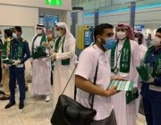 شاهد.. مطار دبي يستقبل السعوديين بالهدايا والأغاني احتفالًا باليوم الوطني