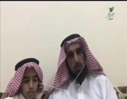 الطفل عبد الرحمن مقدم التمر والقهوة للأجانب بعد صلاة الجمعة في القصيم يصف شعوره وهدفه من ذلك (فيديو)