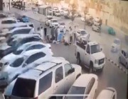 حريق ينشب في سيارة بـ “تخصصي الرياض” ومواطن يخمده قبل أن يمتد للسيارات المجاورة (فيديو)