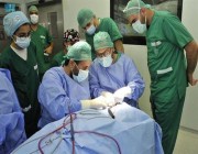 فريق طبي بمستشفى الملك فهد للقوات المسلحة بجدة يجري عملية زراعة أول سماعة عظمية إلكترونية