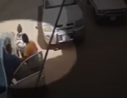 القبض على 3  يمنيين سلبوا أحد المارة مقتنياته تحت تهديد السـلاح الأبيض