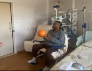 شاهد.. البرازيلي بيليه يداعب الكرة داخل المستشفى بعد تحسن حالته الصحية