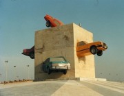 فيديو يوثق لحظة نقل مُجسَّم مكعب السيارات الشهير من كورنيش جدة