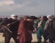 اعتداء وحشي.. عناصر بحركة طالبان يتناوبون على جلد شاب أفغاني (فيديو)