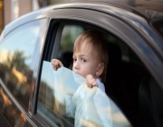 المرور يكشف عن الوضعية القانونية للطفل في السيارة.. المقعد الأمامي أم الخلفي؟