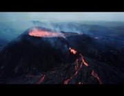 بركان فاغرادالسفيال يجذب السائحين بحممه المشتعلة بأيسلندا