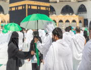 توزّيع 3 آلاف مظلة على المعتمرين في صحن المطاف بالمسجد الحرام