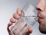 «خبير صحة» يكشف عن فوائد سحرية لشرب الماء في هذا الوقت