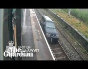 سائق متهور يقود سيارته في مسار سكة قطار في بريطانيا