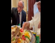 سفير اليابان بالمملكة يتناول «المفطح» بيده.. ويعلق على الأمر عبر تويتر (فيديو)