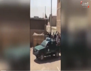 شاهد.. عناصر من طالبان يعتدون على امرأة بالضرب المُبرح في أحد شوارع هرات الأفغانية