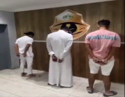 “شرطة مكة” تطيح بـ 5 مواطنين تحرّشوا بفتيات في أحد الطرق العامة (فيديو)