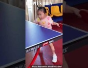 طفلة صينية تبدي مهارة عالية في لعبة تنس الطاولة