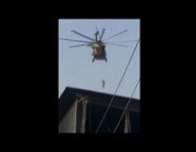 عنصر من طالبان معلقاً بحبل يتدلى من طائرة هليكوبتر بقندهار