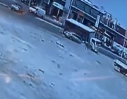في مشهد مُرعب.. فيديو يوثق لحظة اصطدام مركبة بشاحنة بأحد التقاطعات بمحافظة جدة