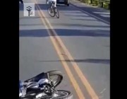 قائد دراجة يتسبب في سقوط دراجتين ناريتين ويتابع طريقه سليماً