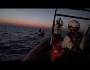 لحظة إنقاذ 6 مهاجرين من قارب جانح قبالة السواحل الليبية