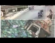لحظة سقوط سيارة محملة بالكتب الدراسية في إحدى الترع بمصر