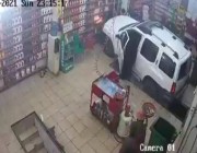 لقطات مروعة.. امرأة تفقد السيطرة على سيارتها وتدهس عاملًا بأحد المحلات (فيديو)