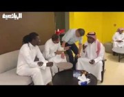 ماجد عبدالله وسامي الجابر وغوميز على هامش حضورهم مباراة الأخضر وفيتنام