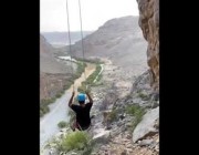 مغامرون عمانيون يصنعون أكبر أرجوحة فوق جبال عمان